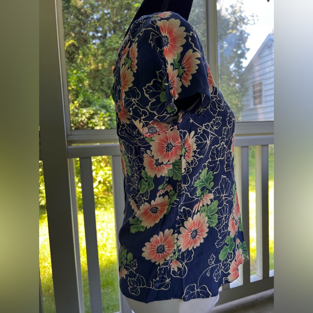 Maeve Anthropologie Floral Blouse with V-Neck lattice design and Short Sleeves - Picture 4 of 7